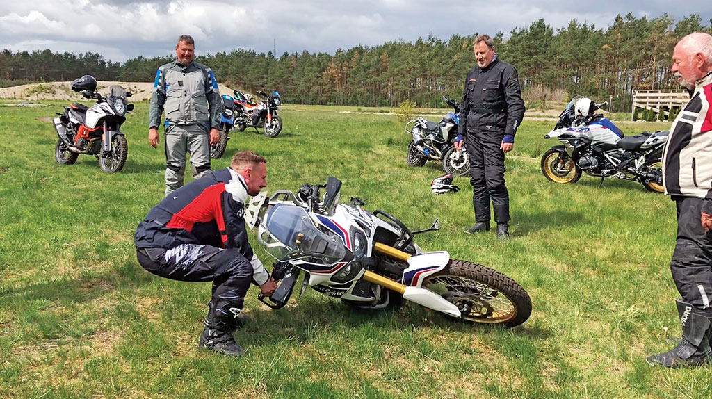 Reiseenduro-Training in der DRIVING AREA - Motorrad aufheben Variante 2