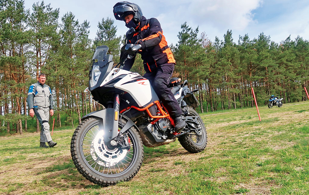 Reiseenduro-Training in der DRIVING AREA - Slalom weit gesteckt