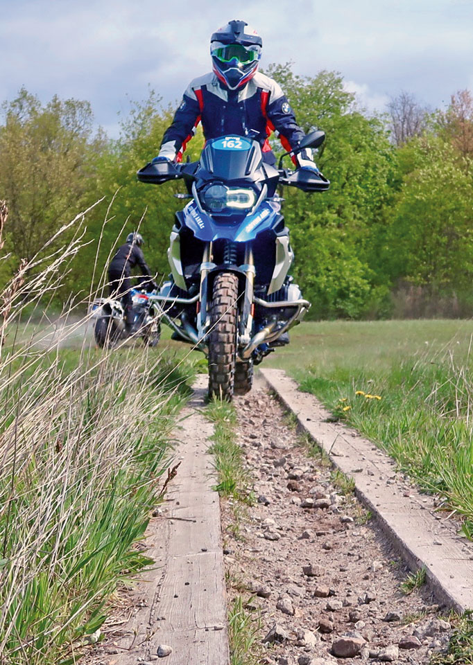 Reiseenduro-Training in der DRIVING AREA - Spurrille