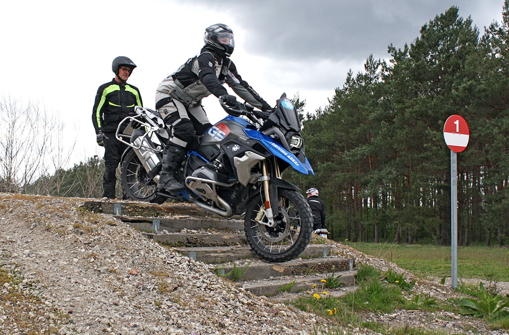 Reiseenduro-Training in der DRIVING AREA - Gar nicht schwer: Treppe runter...