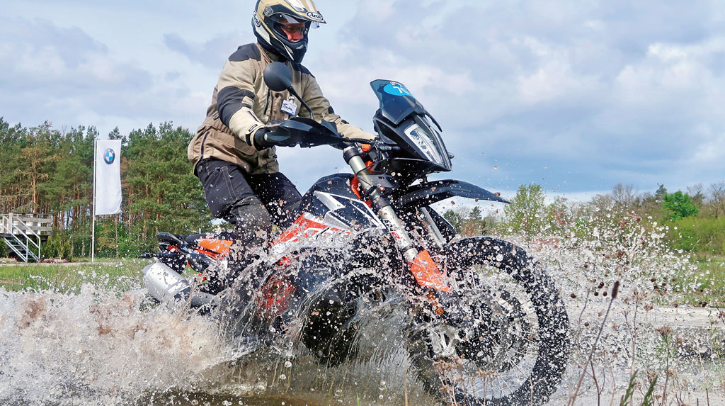 Reiseenduro-Training in der DRIVING AREA - kleine Wasserdurchfahrt