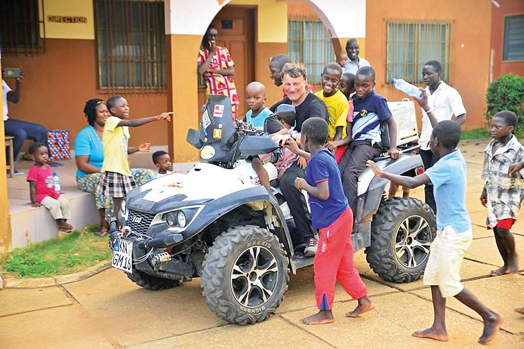 Gerry Mayr - Quad-Spaß mit den Kindern im SOS-Kinderdorf Gerry Mayr - Quad-Spaß mit den Kindern im SOS-Kinderdorf