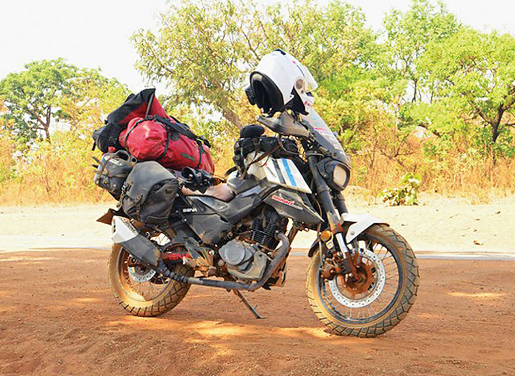 Gerry Mayr mit der 125er FKM Street Scrambler FK12-SX in Afrika