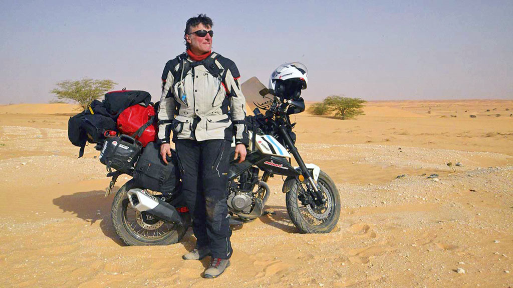 Gerry Mayr mit der 125er FKM Street Scrambler FK12-SX in Afrika Gerry Mayr mit der 125er FKM Street Scrambler FK12-SX in Afrika