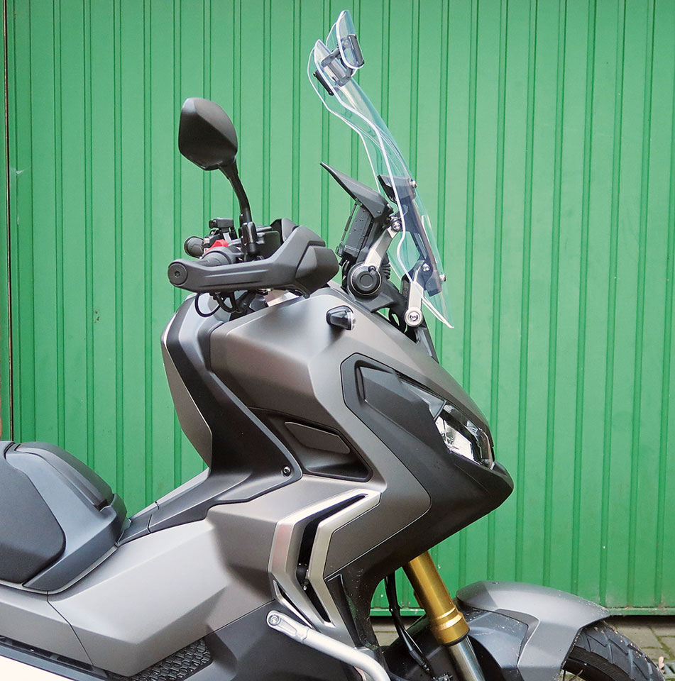 Seitenansicht, MRA VTM-Scheibe am Honda X-ADV, alles auf maximal hochgestellt.