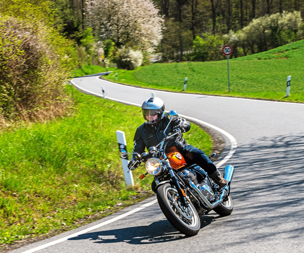 Royal Enfield Interceptor 650 - auf der Landstraße