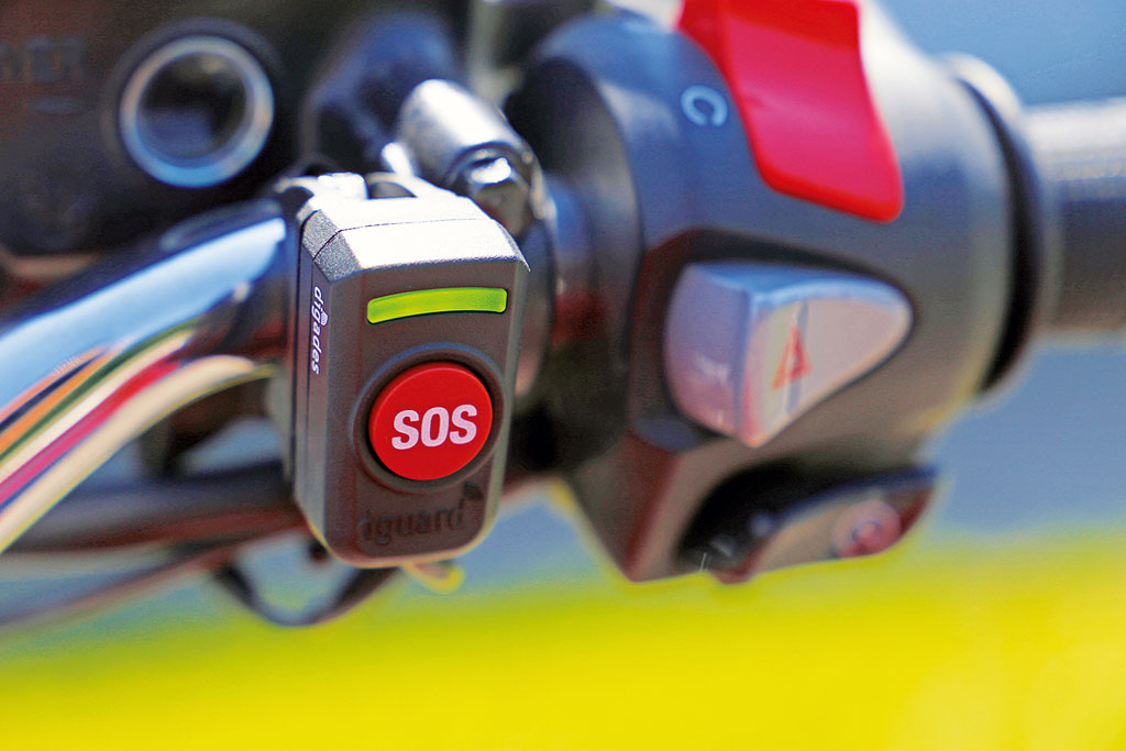 Digades dGuard SOS E-Call-System an Honda CB 1100 Digades dGuard SOS E-Call-System an Honda CB 1100