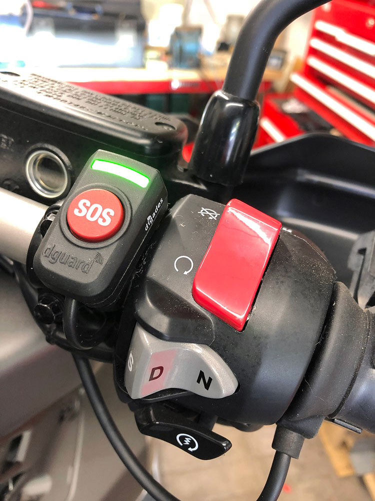 SOS-Taster und Status-LED des dguard Motorrad eCall-Systems