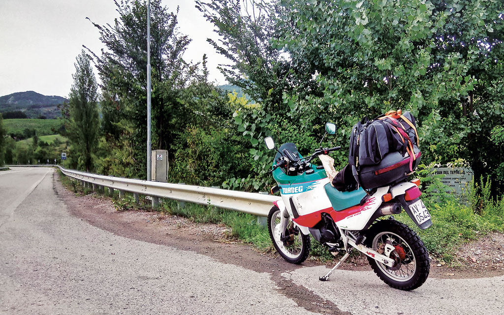 Voll beladen auf Tour - Aprilia 350 Tuareg Wind