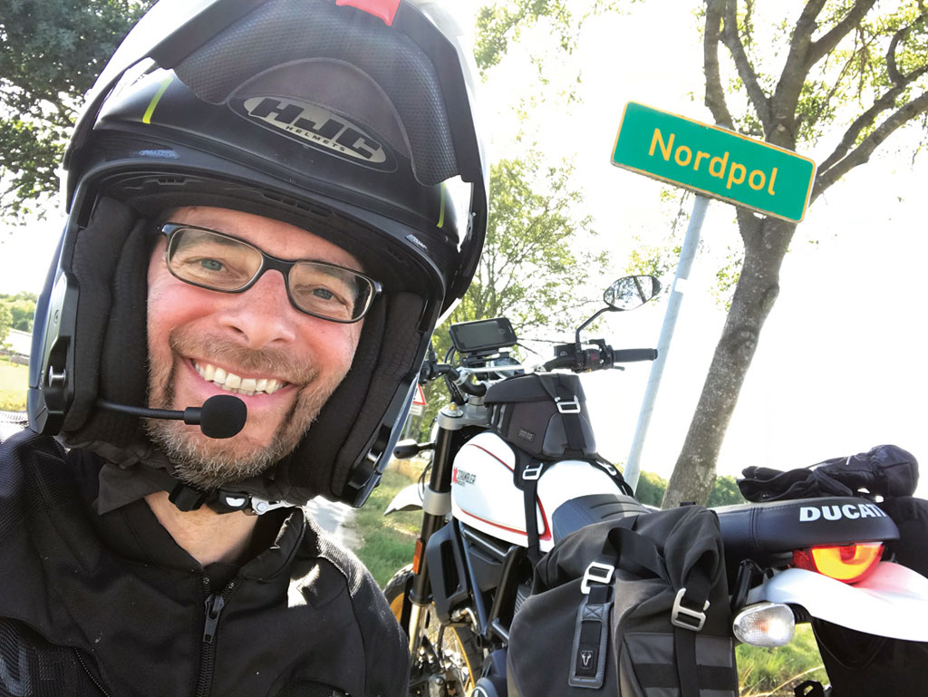 Mit der Ducati Scrambler Desert Sled am Nordpol