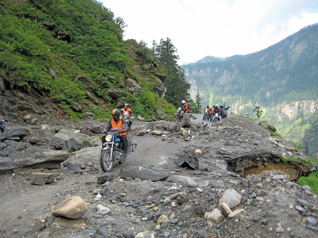 Erdrutsch - Gruppenreise Indien / Himalaya mit Royal Enfield Motorrädern