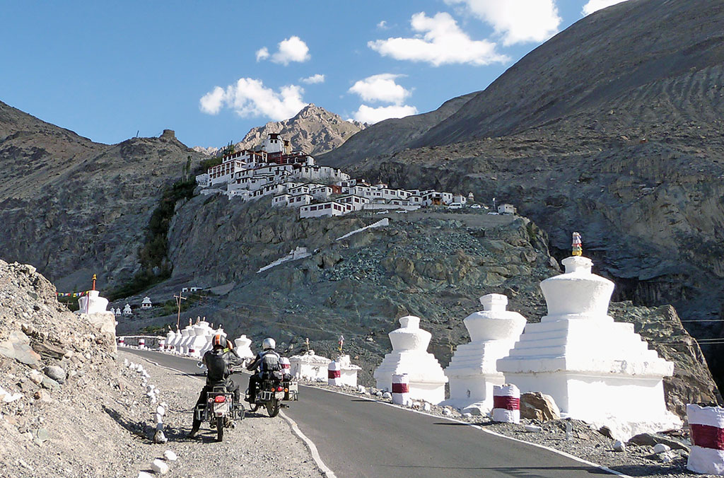 Kloster Lamayuru - Gruppenreise Indien / Himalaya mit Royal Enfield Motorrädern