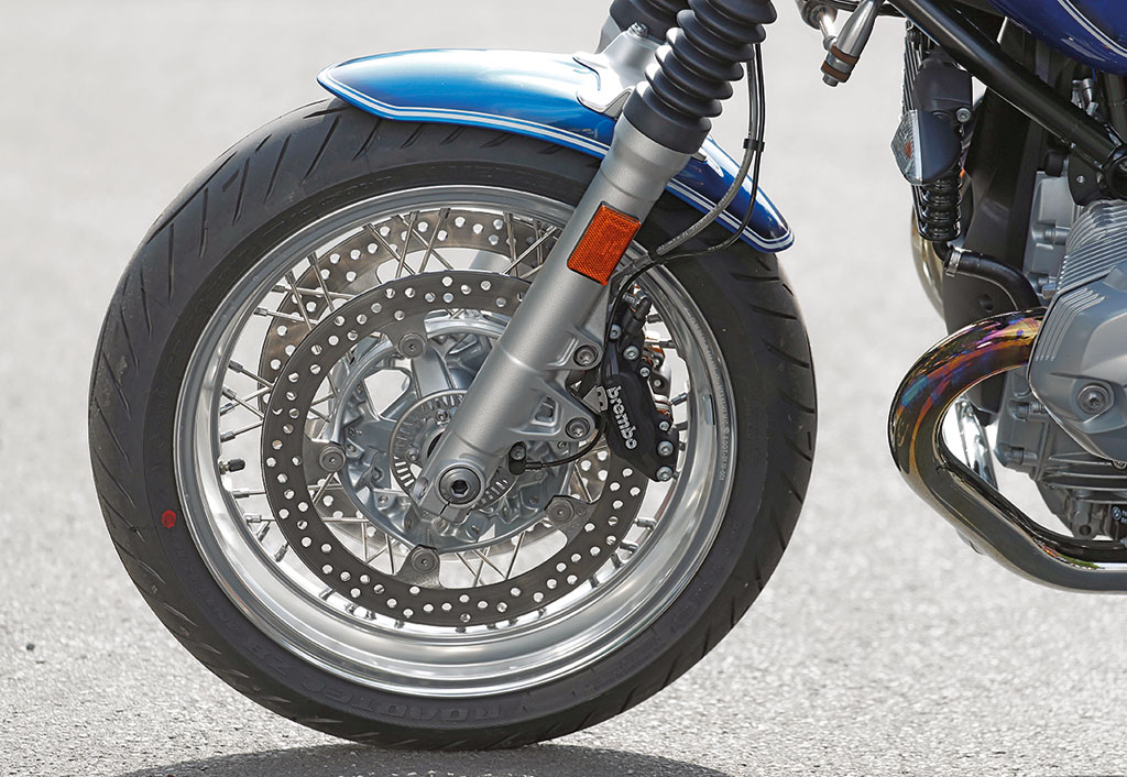 Schicke Felgen und Faltenbälge an der BMW R nineT /5 