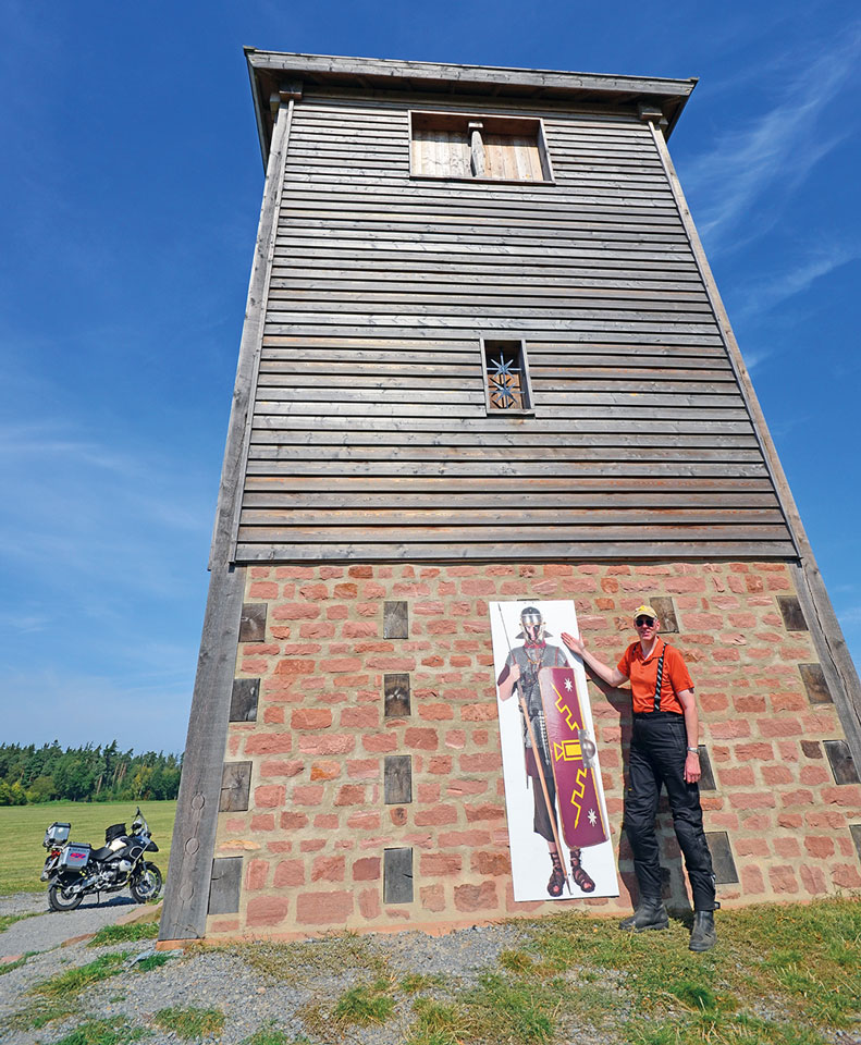 Rekonstruierter Limes-Wachturm im Odenwald