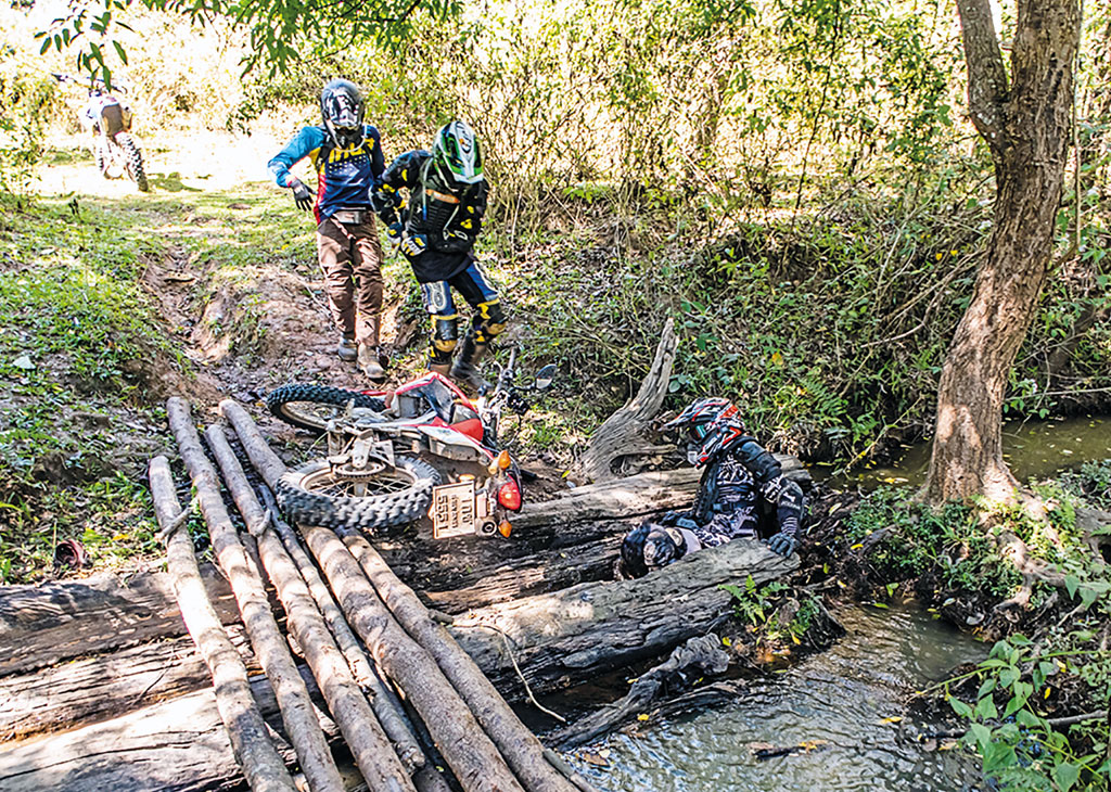 Bachüberquerung mit Hindernissen - Endurowandern in Thailand