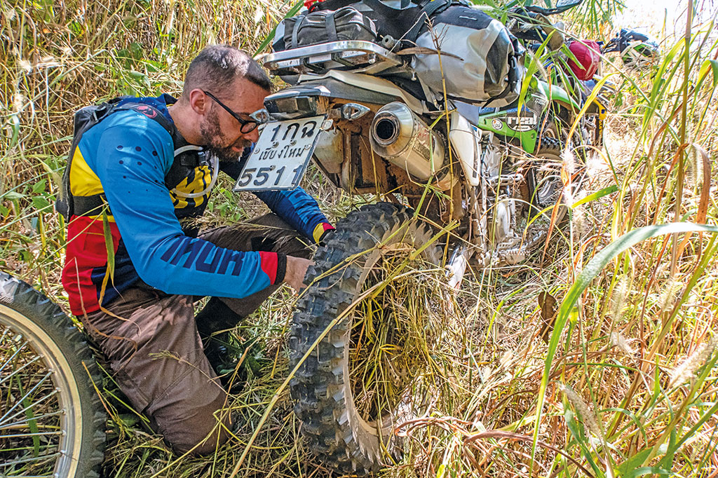 Radblockade durch Gras - Endurowandern in Thailand