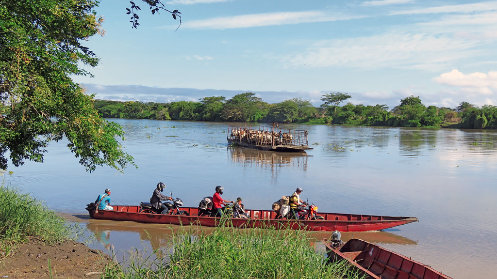 Fähre über den Fluss - Kolumbien mit Motor2Travel
