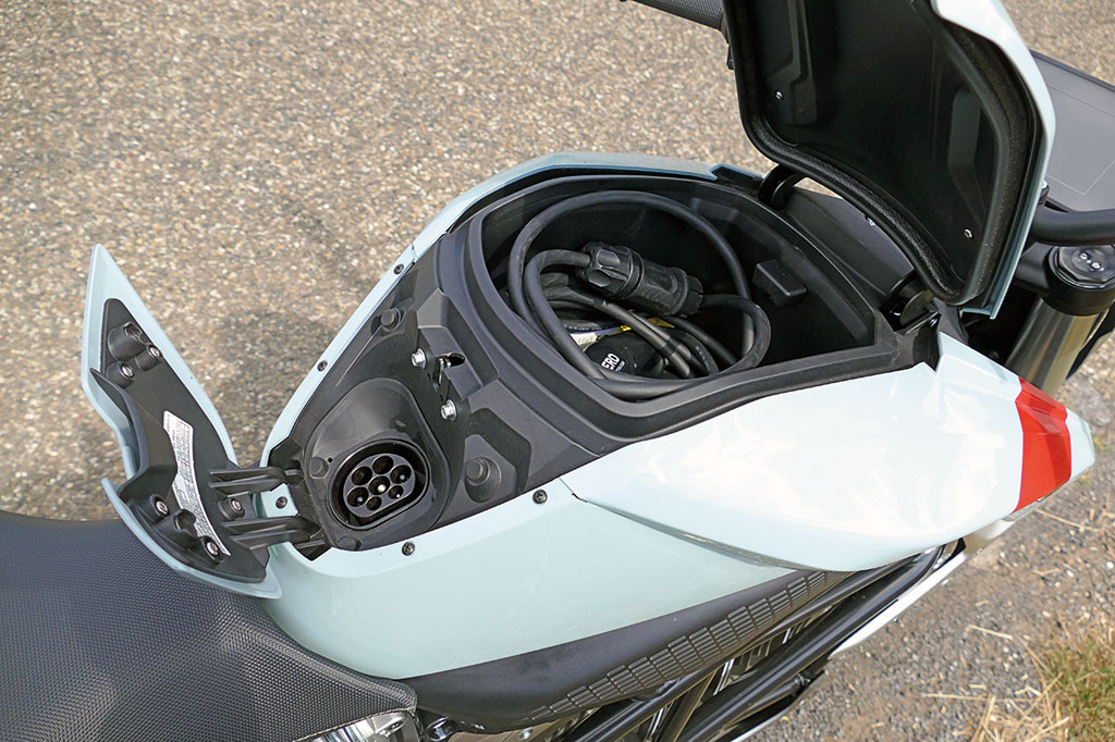 Staufach und Ladebuchse an der Zero SR/F, Modell 2019