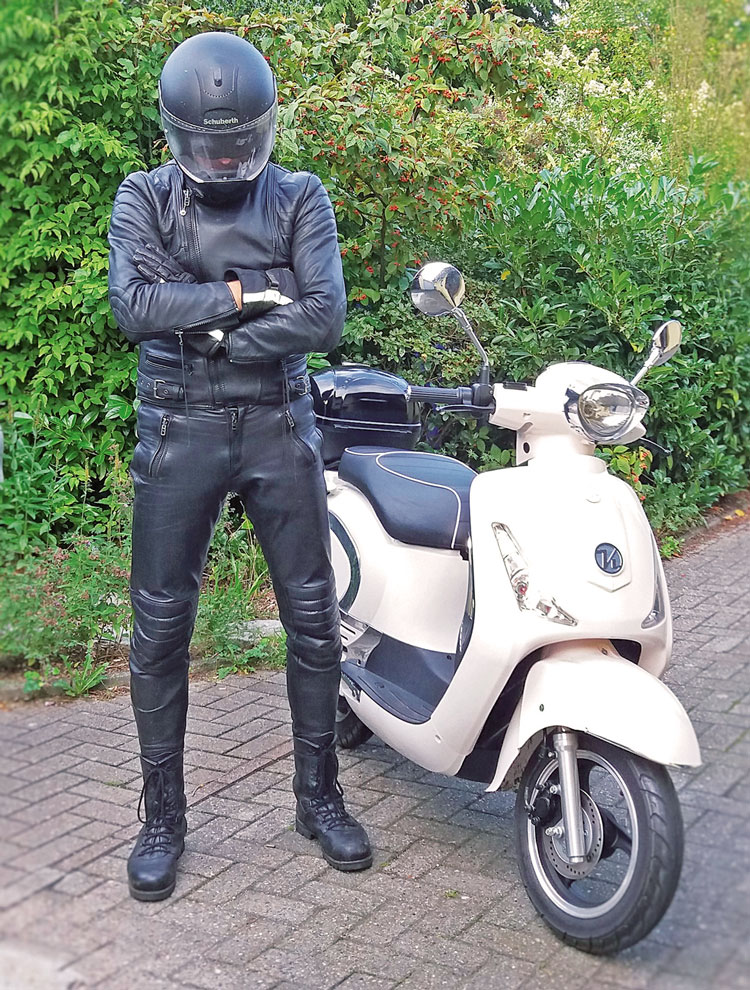 Harte Biker fahren E-Roller - z.B. von Kumpan