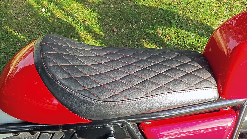 Gesteppte Sitzbank der Royal Enfield Continental GT 535