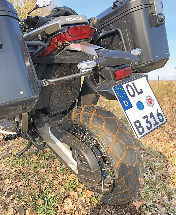 Auf nassen Boden hat der Bridgestone TW101 keine Chance - Honda X-ADV 750, Modell 2018