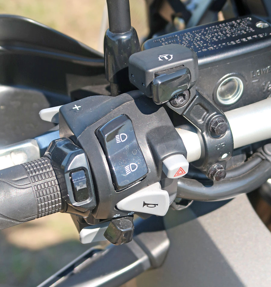 Abschaltbare Traktionskontrolle und gut integrierte Heizgriffe, Honda X-ADV 750 Modell 2018