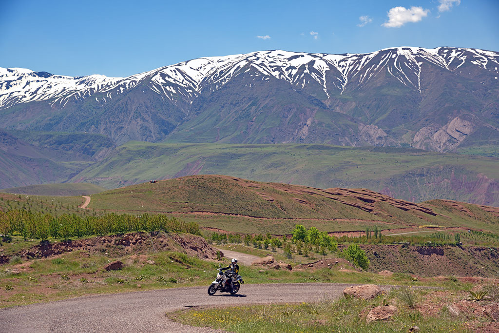 Geführte Motorradtour Iran - schneebedeckte Berge