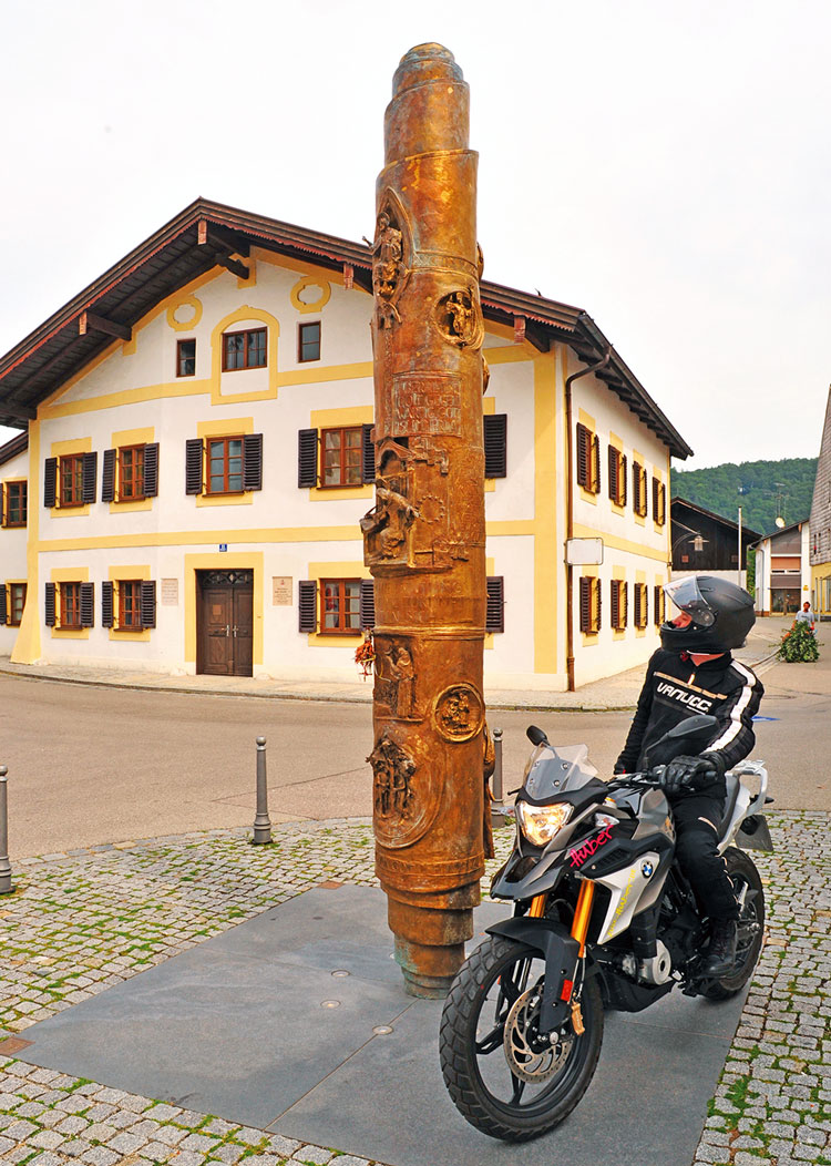 Achsschenkellenkung und Papst, das Haus mit Geschichte steht in Marktl am Inn