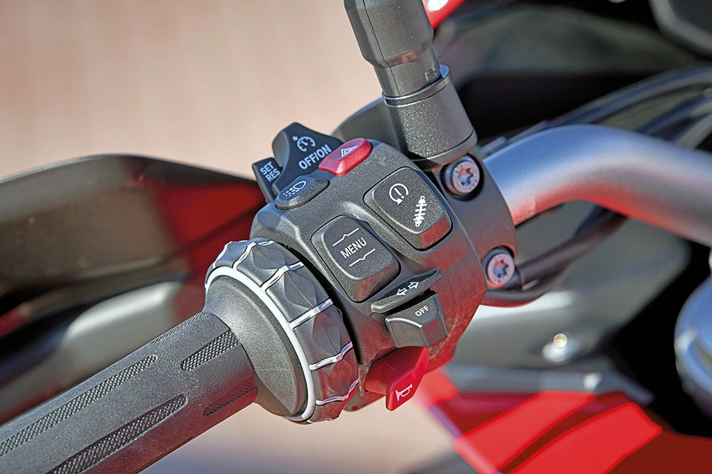 Gewohnte Bedieneinheit links, BMW F 900 XR, Modell 2020