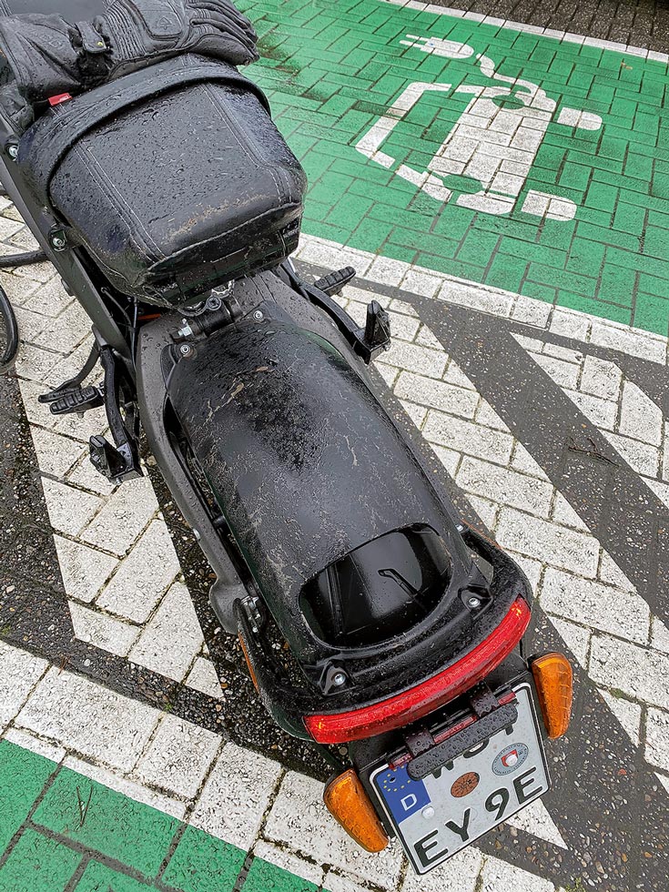 Unzureichende Hinterradabdeckung der Harley LiveWire im Regen
