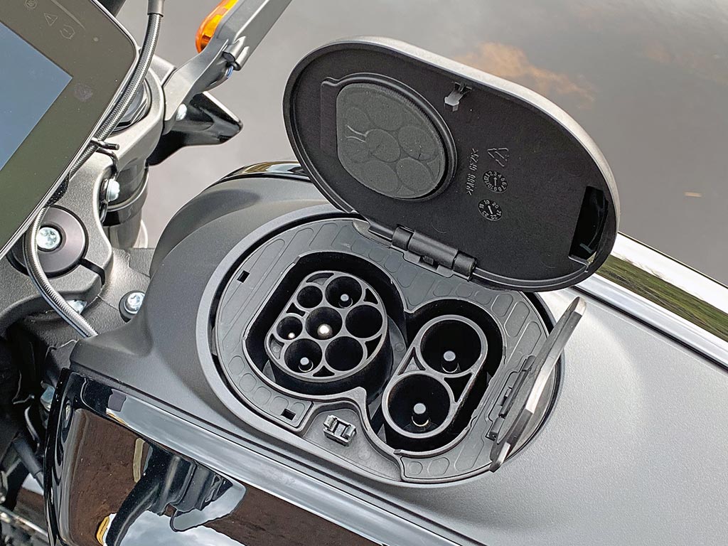 Unter dem Tankdeckel der Harley-Davidson LiveWire, Modell 2020