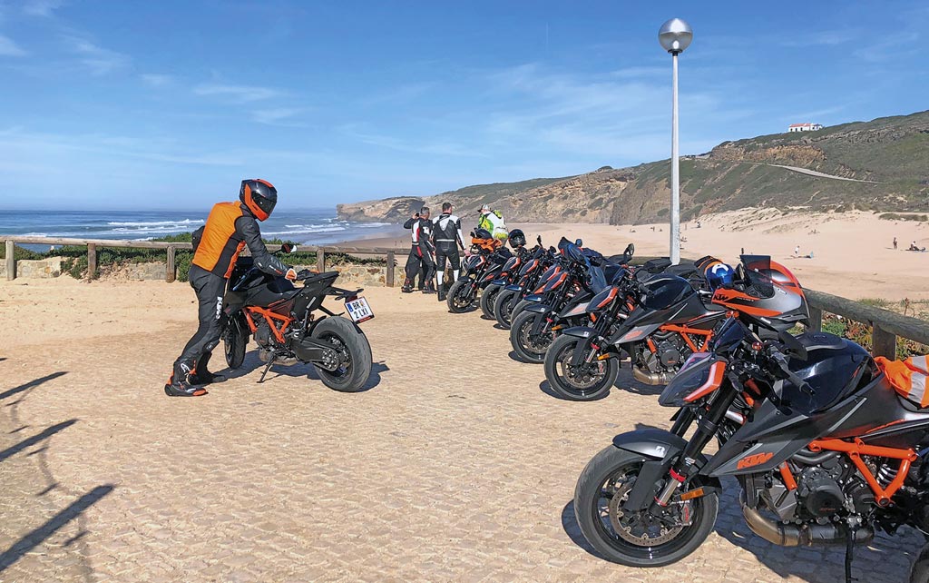 Pause am Strand mit der Super Duke R
