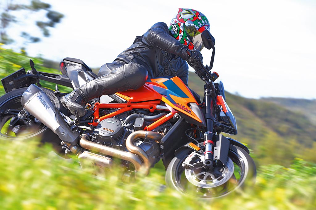 Auf der Landstraße mit der KTM 1290 Super Duke R - Modell 2020 Auf der Landstraße mit der KTM 1290 Super Duke R - Modell 2020