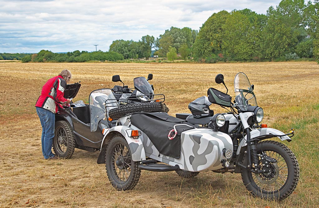 Pause am Feldrand für Hunde und Gespanne