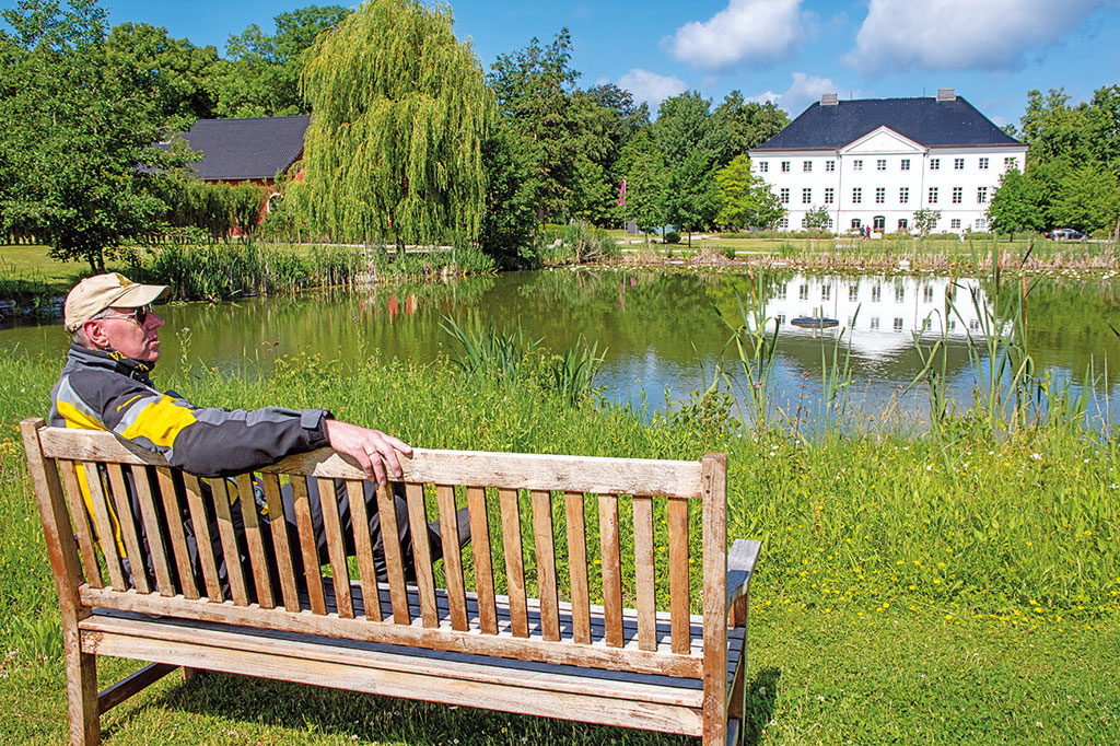 Ruhe am Schloss Groß Schwansee - Motorradtour Mecklenburg-Vorpommern Ruhe am Schloss Groß Schwansee - Motorradtour Mecklenburg-Vorpommern