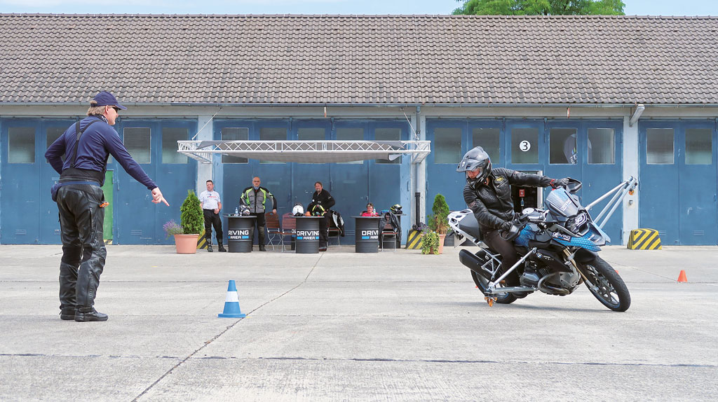 Blickführung 3 - Schräglagentraining mit WingBike bei der Driving Area in Wesendorf Blickführung 3 - Schräglagentraining mit WingBike bei der Driving Area in Wesendorf