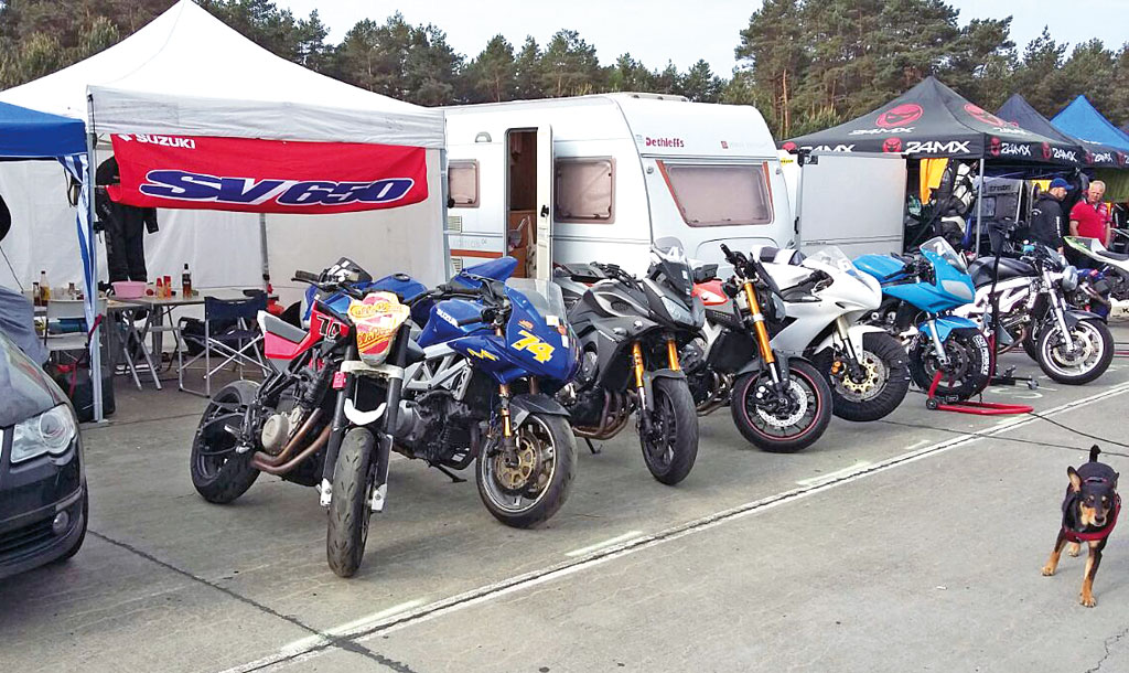 Buntes Fahrerlager in Groß Dölln