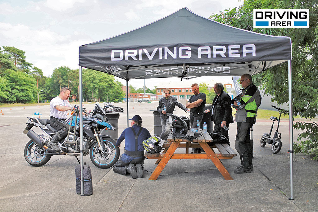 Brems-Theorie - Schräglagentraining mit WingBike bei der Driving Area in Wesendorf Brems-Theorie - Schräglagentraining mit WingBike bei der Driving Area in Wesendorf