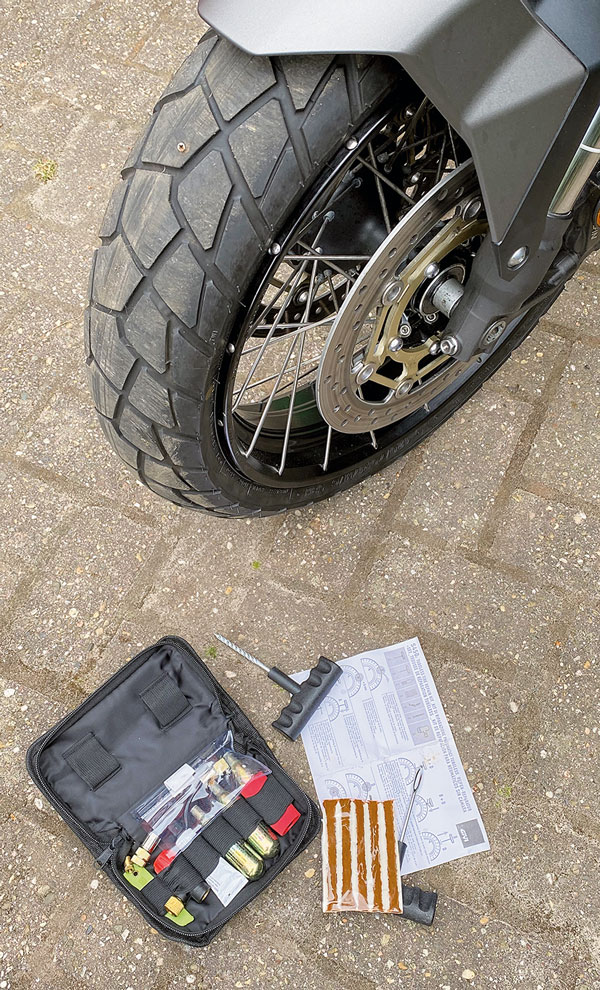 Bridgestone mit Schraube und GIVI Reifenflicksatz