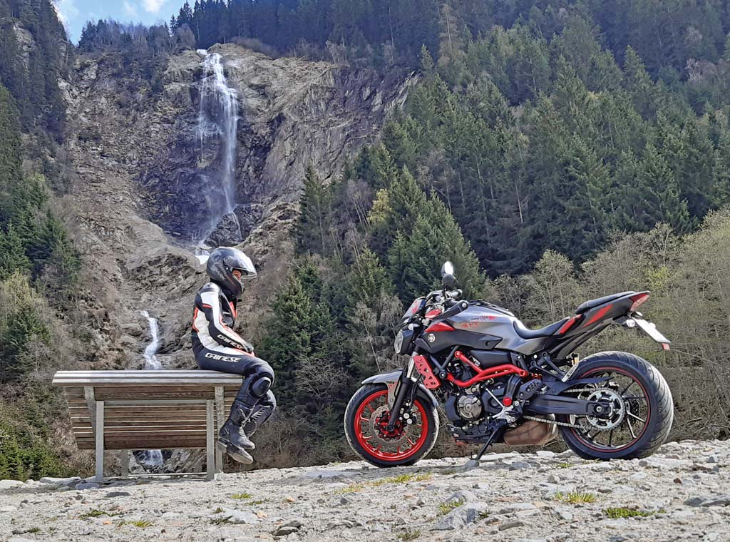 Motorradfahren fokussiert auf das Wesentliche Motorradfahren fokussiert auf das Wesentliche