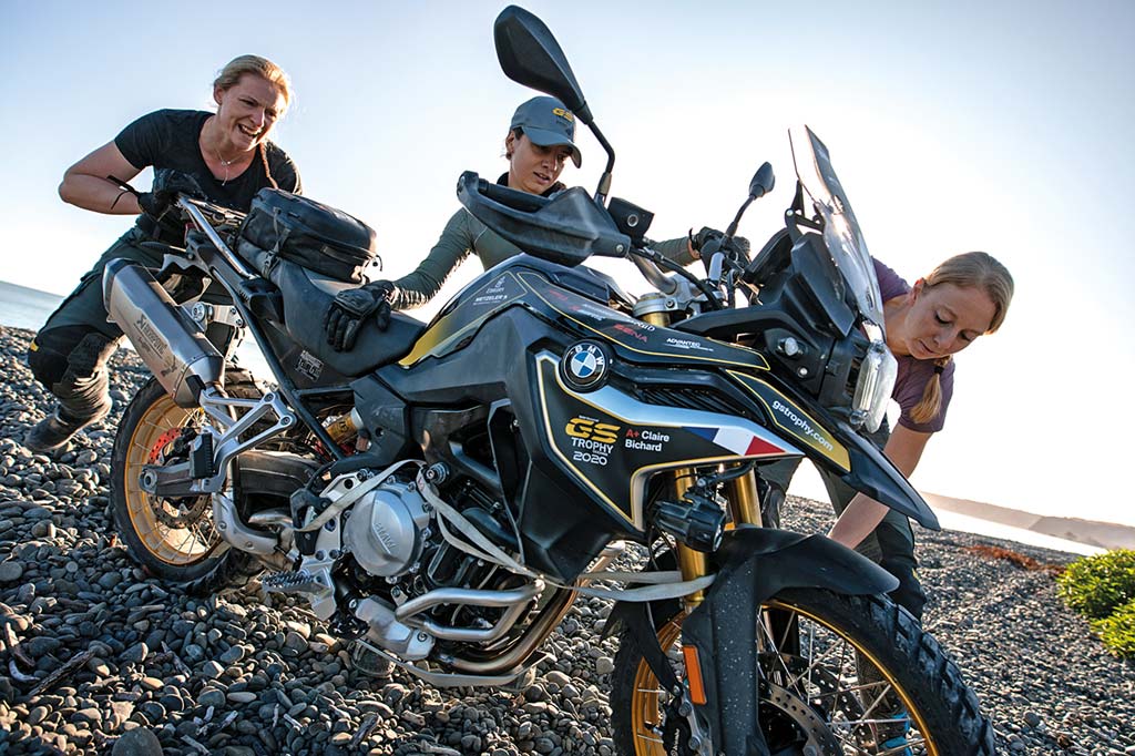 Anstrengend - das Motorrad am Kiesstrand bergen