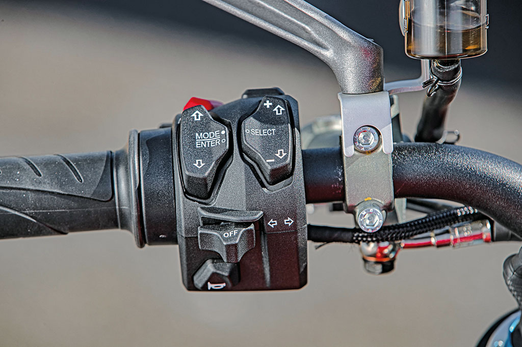 Übersichtliche Armatur an der Ducati Streetfighter V4 S - Modell 2020 Übersichtliche Armatur an der Ducati Streetfighter V4 S - Modell 2020