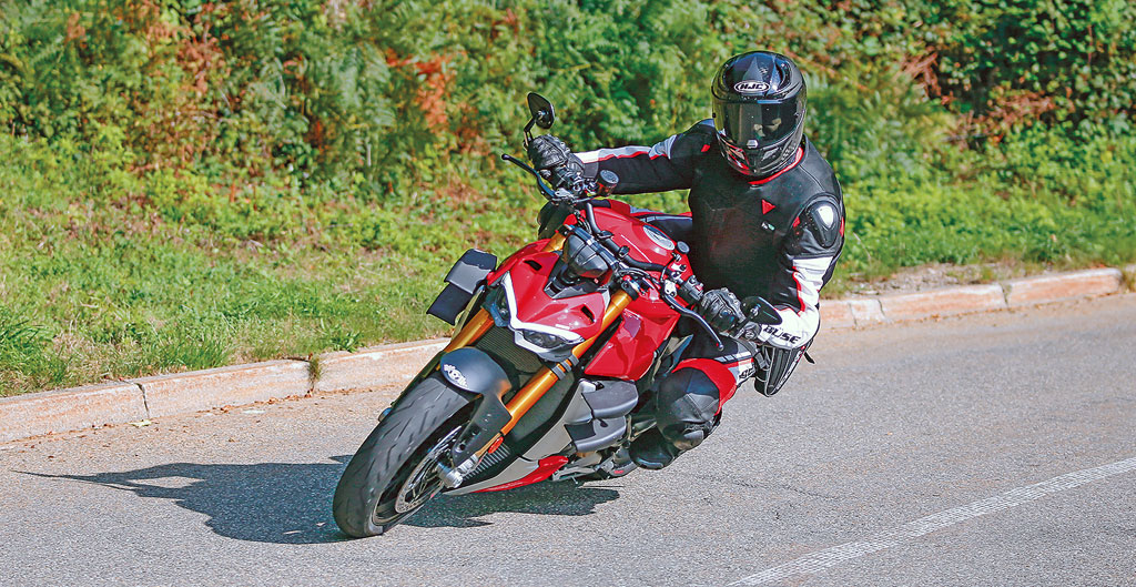 Auf der Landstraße: Ducati Streetfighter V4 S - Modell 2020 Auf der Landstraße: Ducati Streetfighter V4 S - Modell 2020