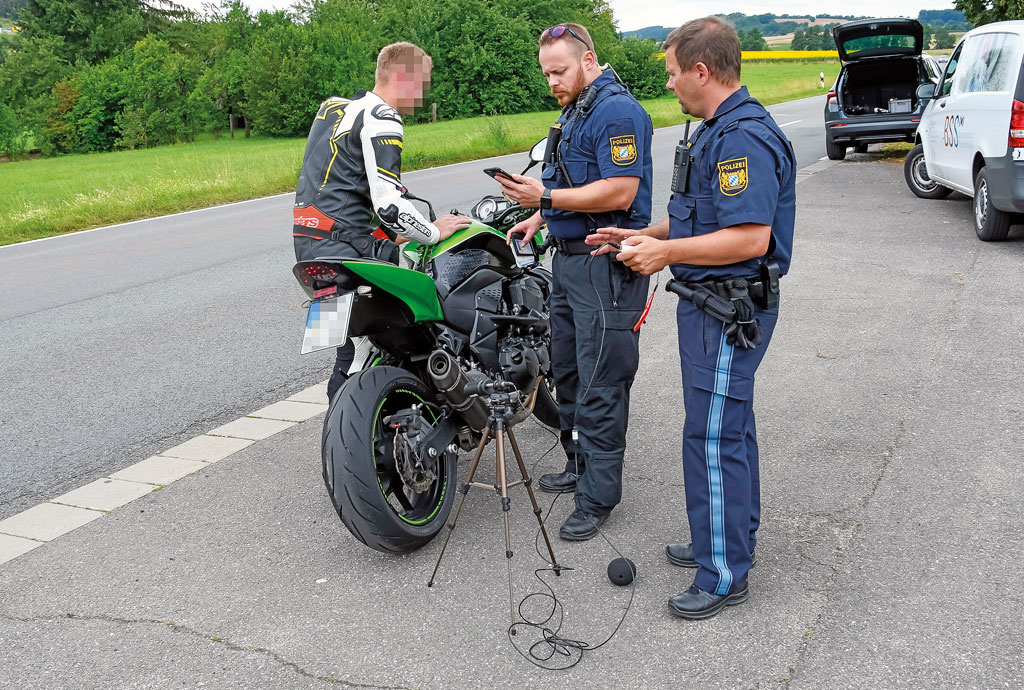 Polizeikontrolle - alles legal bei der Geräuschmessung Polizeikontrolle - alles legal bei der Geräuschmessung