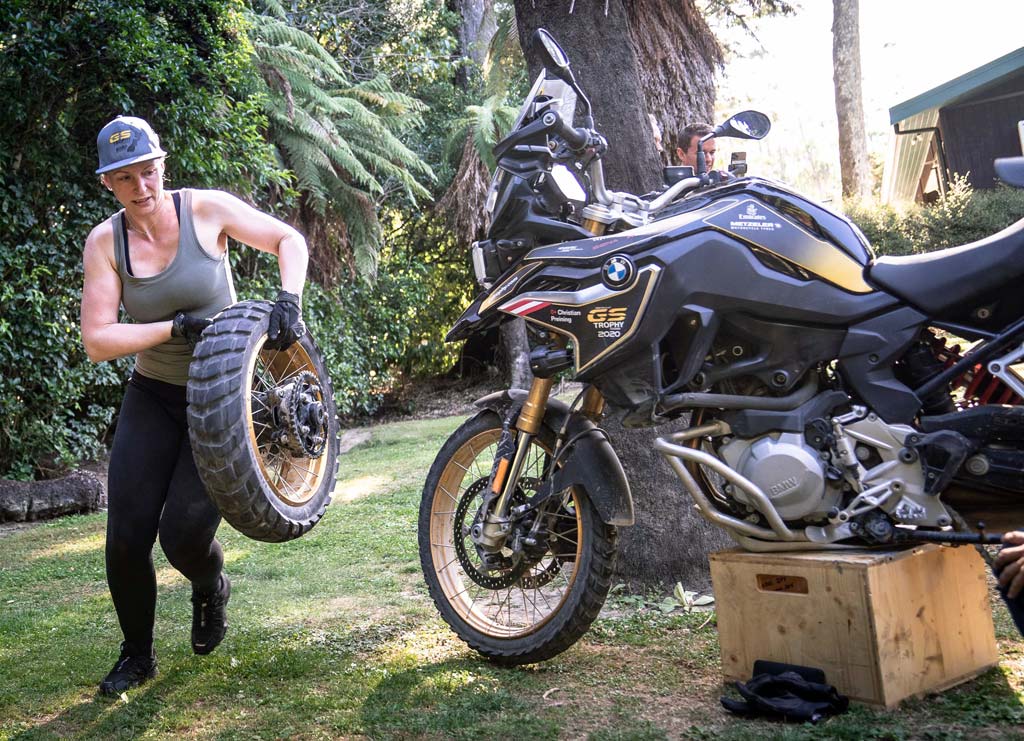 Reifenwechsel-Challenge bei der BMW GS Trophy 2020 in Neuseeland