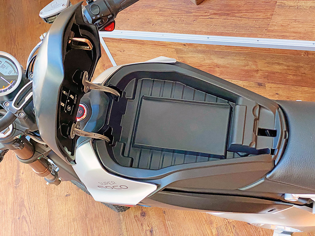 Fach für Ladekabel oder Kleinkram - Super Soco TC Max - Modell 2020 Fach für Ladekabel oder Kleinkram - Super Soco TC Max - Modell 2020