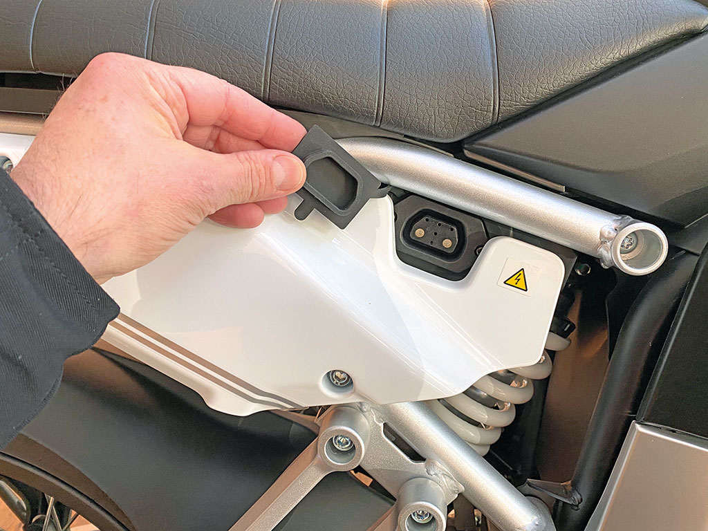 Onboard-Ladeanschluss - Super Soco TC Max - Modell 2020 Onboard-Ladeanschluss - Super Soco TC Max - Modell 2020