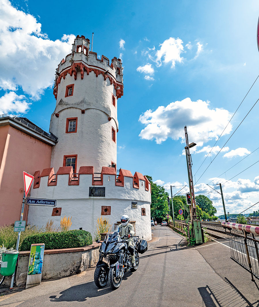 Am Adlerturm in Rüdesheim - Yamaha Niken GT Rheingau-Tour Am Adlerturm in Rüdesheim - Yamaha Niken GT Rheingau-Tour