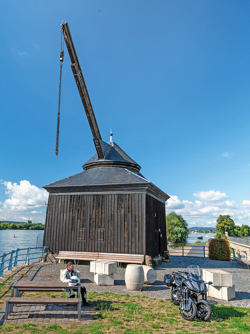Weinverladekran in Oesterich, von 1744 bis 1926 in Betrieb - Yamaha Niken GT Rheingau-Tour Weinverladekran in Oesterich, von 1744 bis 1926 in Betrieb - Yamaha Niken GT Rheingau-Tour