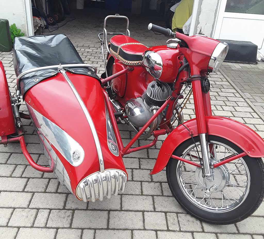 Jawa 354 macht auch als Gespann eine gute Figur